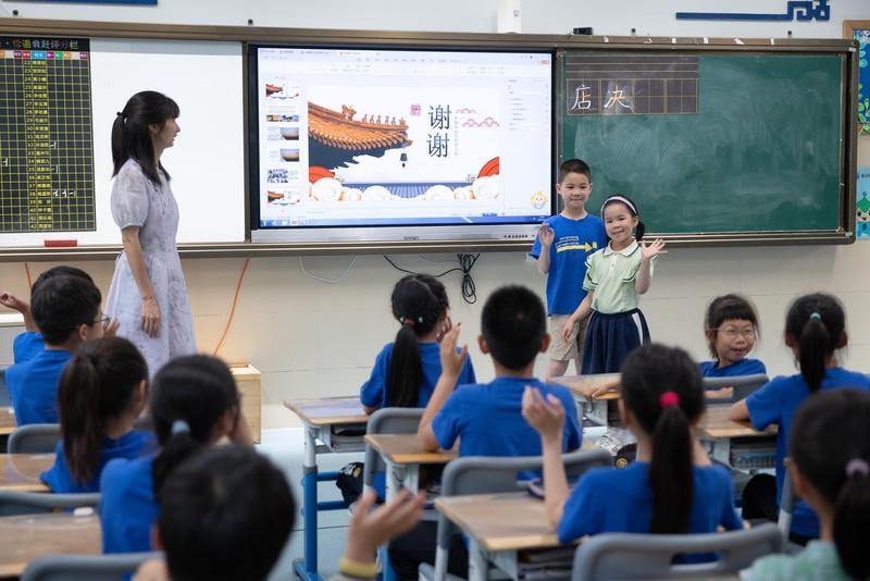 跟着哥哥姐姐去上学 浙江推长幼随学服务