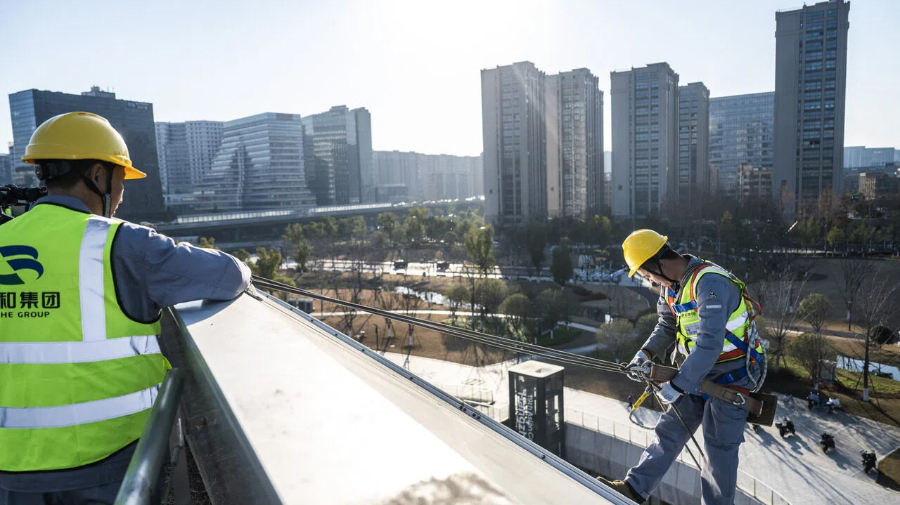 守护城市夜空的“蜘蛛人” 比拼高空保障技能