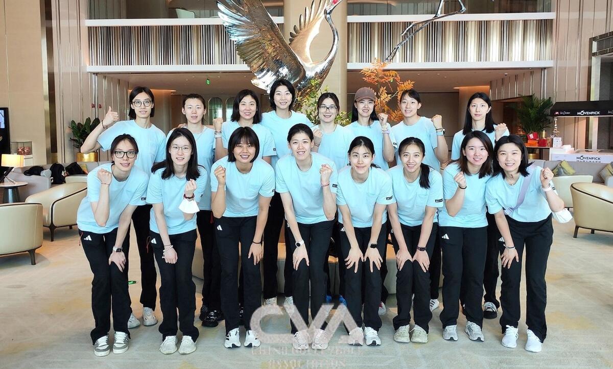 中国女排16人出征世联赛首站