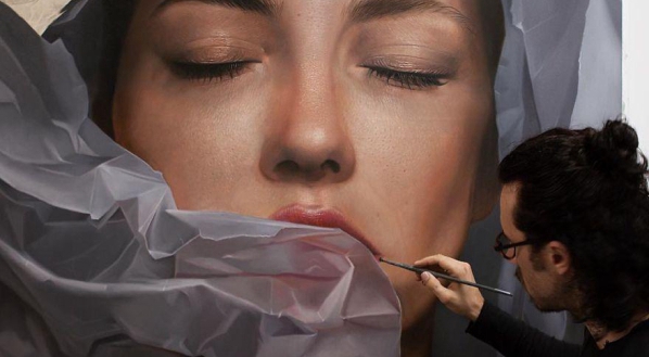 德国艺术家绘制超逼真画作，女模脸上淌满蜂蜜