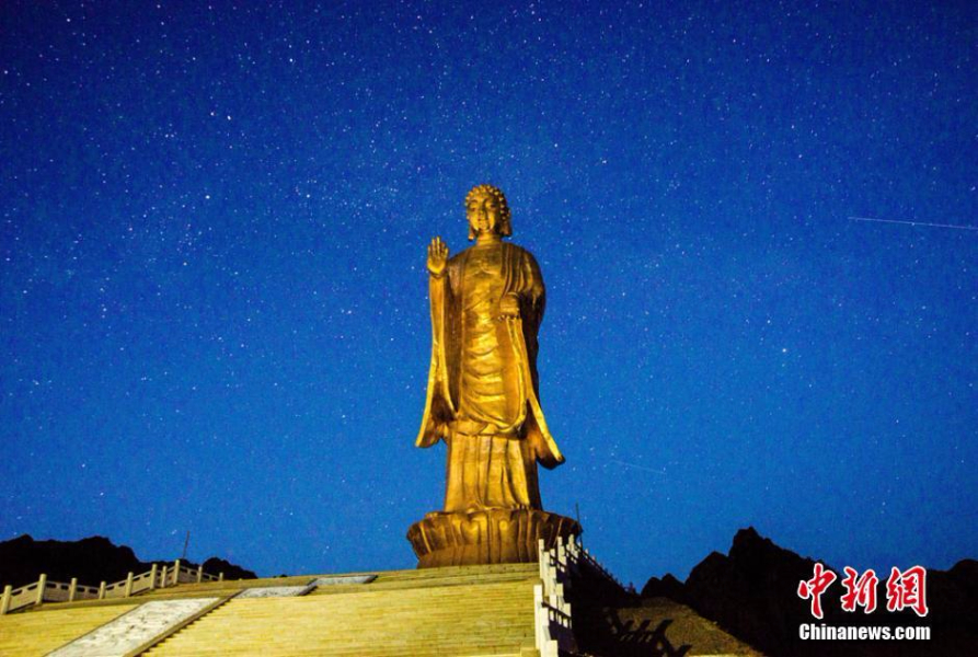 甘肃敦煌三危山景区呈现大漠梦幻夜景