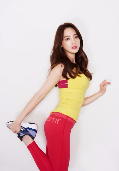 韩国美女教练身线完美 瑜伽造型展现健康美(组图)