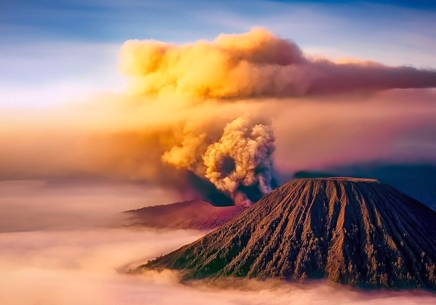 实拍婆罗摩火山喷发 如梦似幻美若仙境