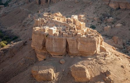 也门一村庄坐落百米高巨石顶 画面让人惊叹