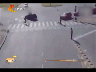 最惊心动魄的过马路!