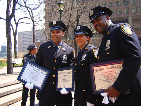 2005年4月27日，纽约市100多名校警经过警察局半年集中培训毕业，即将进