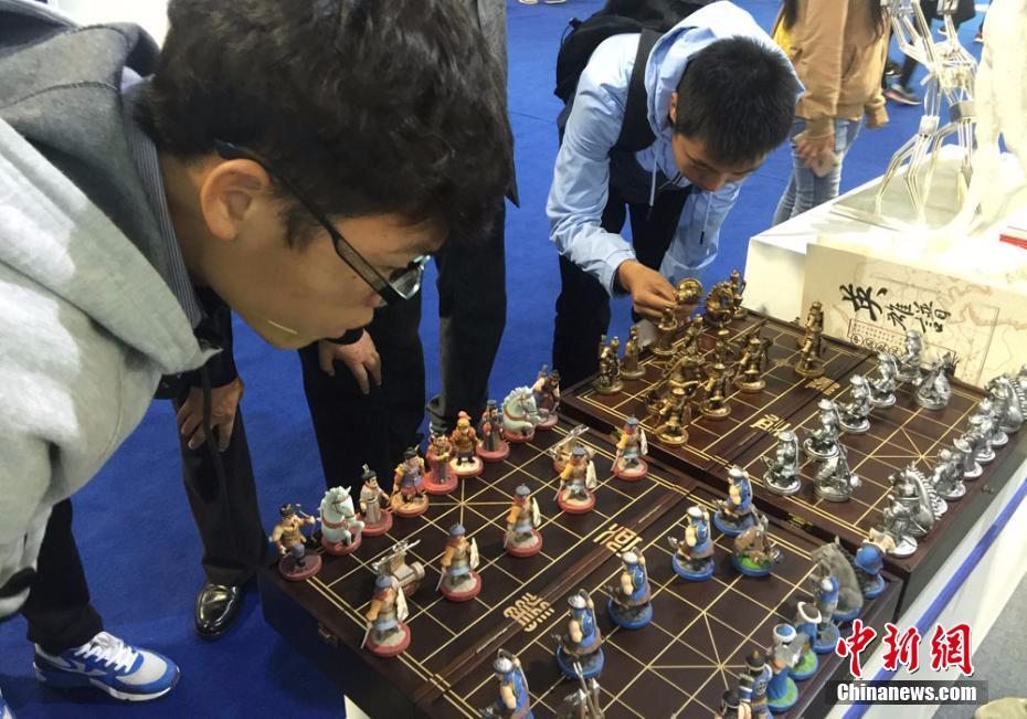 以古典人物造型设计,立体雕塑模式,塑造的中国趣味象棋,吸引众多民众