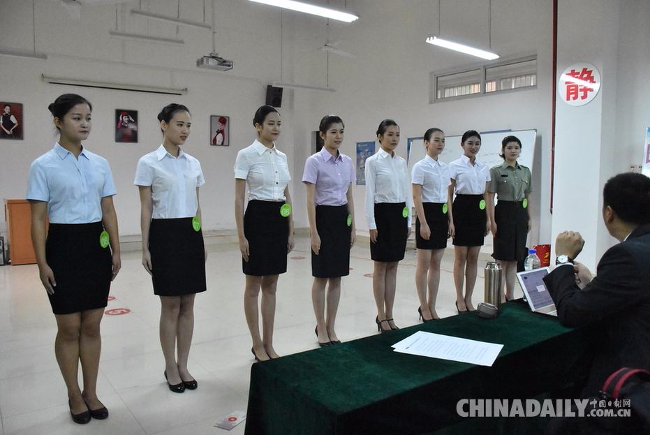 航空公司高校招空乘 寒冷天气挡不住学生的热情