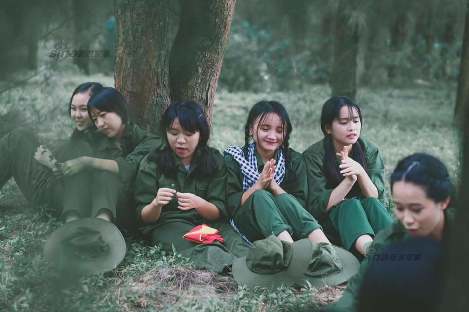 越南学生妹拍军装靓照 网友:求娶越南媳妇的方法