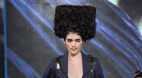 怪异时尚！模特另类胡子造型惊艳墨西哥时装周