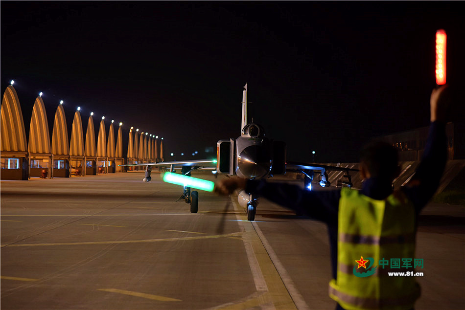10月上旬,南部战区空军航空兵某师严密组织实战化训练.