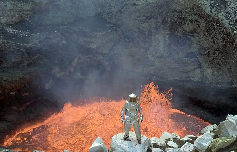 摄像师火山口宿营 与滚烫岩浆亲密接触-影像中心-浙江