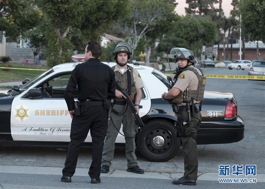 11月8日,在美国加利福尼亚州阿祖萨市,警察在枪击现场附近警戒.