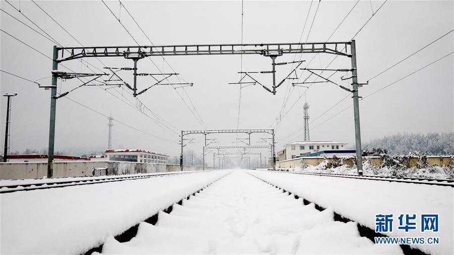 （新华网）（1）渝利铁路遭受今冬首轮冰雪凝冻  造成重庆始发多趟动车组晚点
