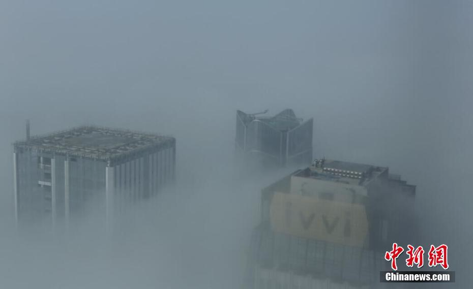 南昌遭强浓雾侵袭 高楼耸立在雾中如“空中楼阁”