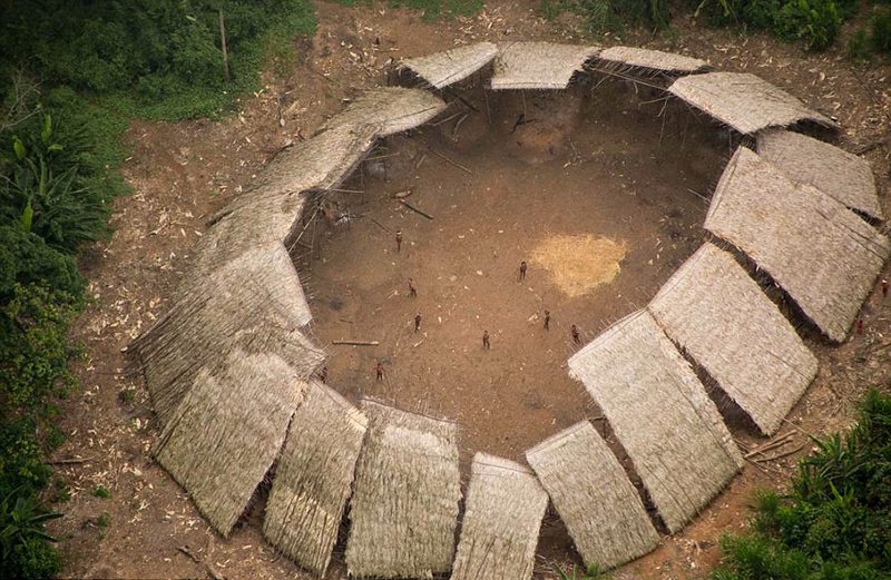亚马逊与世隔绝的原始部落：手持木棍惊望无人机