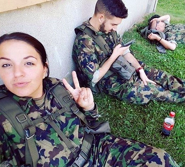 瑞士女兵狂晒自拍美照惹怒高层吃禁令