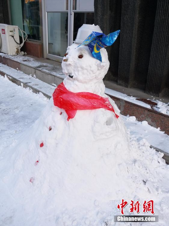 沈阳遭今冬最大强降雪 市民乐享雪趣