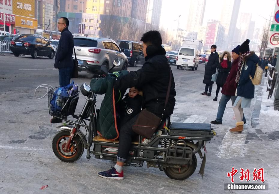 沈阳遭今冬最大强降雪 市民乐享雪趣