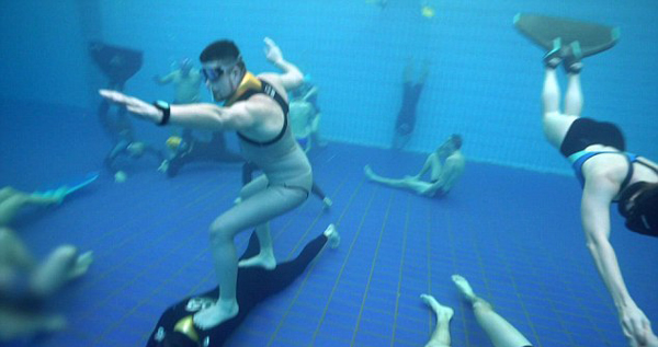 俄潜水员6米深水池中玩假人挑战仿若凝固