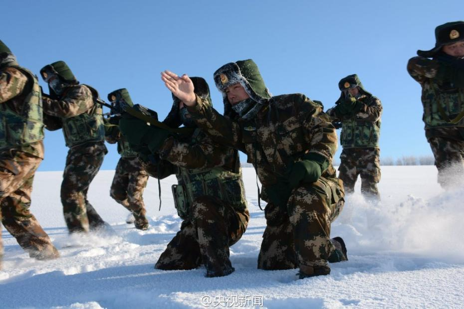 -42℃他们仍在坚守 武警战士雪中训练变“冰人”