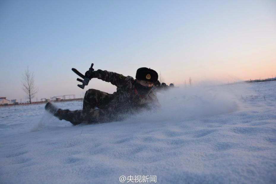 -42℃他们仍在坚守 武警战士雪中训练变“冰人”