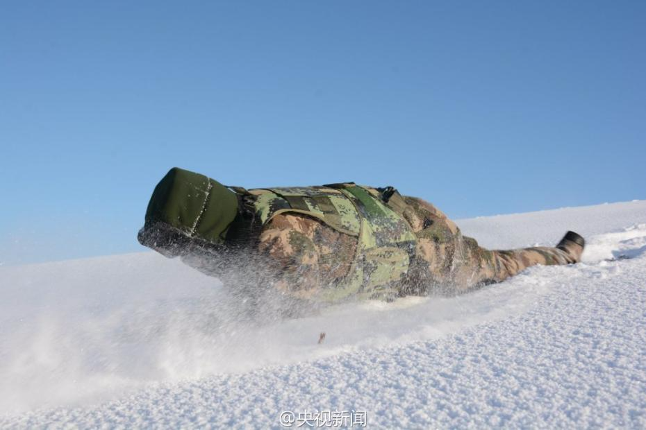 -42℃他们仍在坚守 武警战士雪中训练变“冰人”