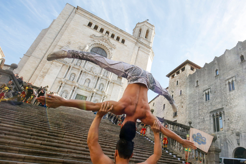 越南兄弟展完美平衡力 顶头登台阶创纪录