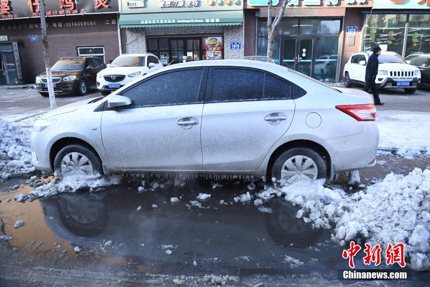 长春管道爆裂结冰 路边车变成“大冰雕”