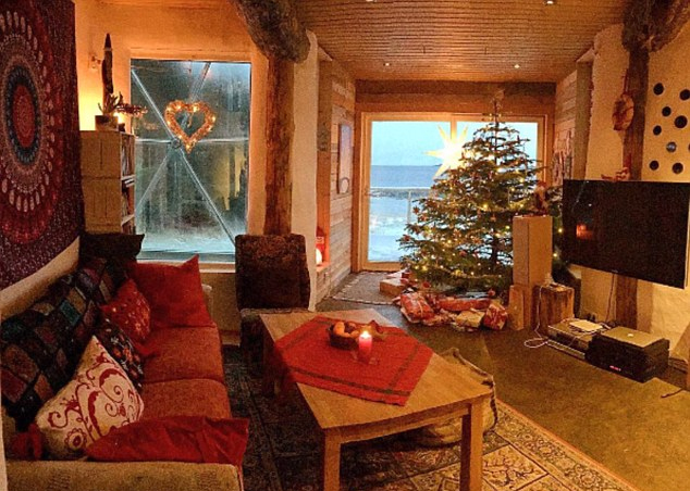 挪威一家人住半球形玻璃罩房子 内部还可种果