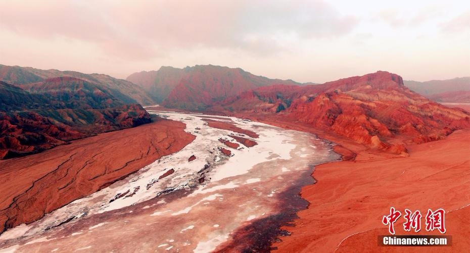 航拍新疆天山托木尔大峡谷冬景