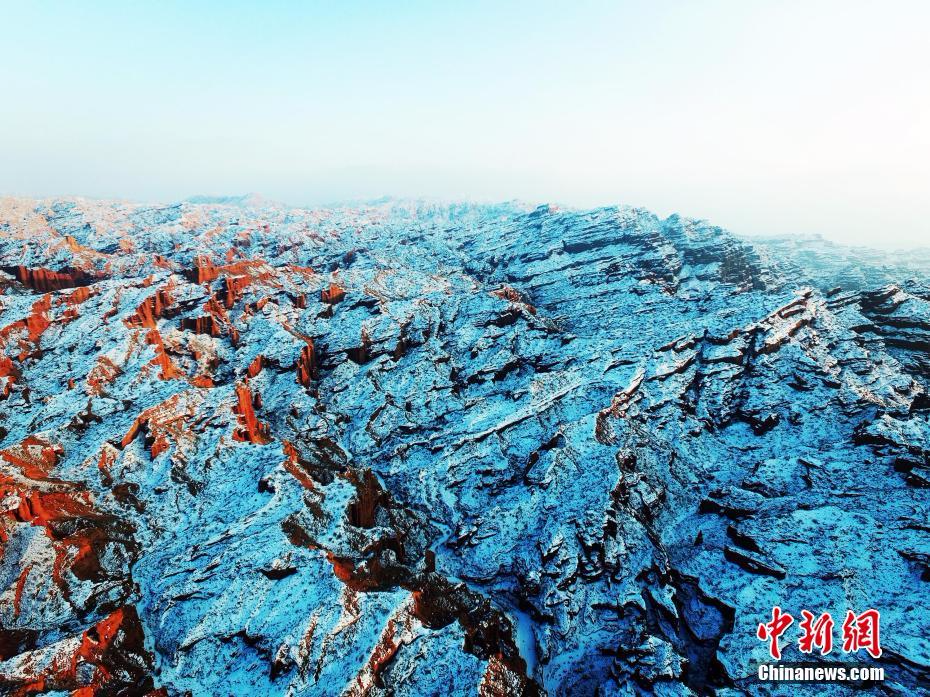 航拍新疆天山托木尔大峡谷冬景