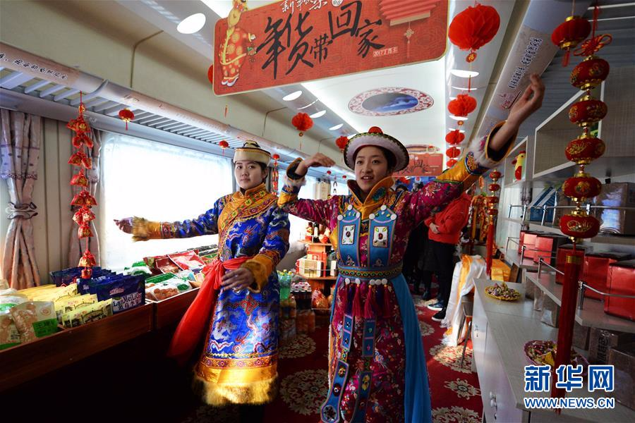 1月17日,两名身着裕固族服装的列车员在z6207次"金张掖号"列车"年货