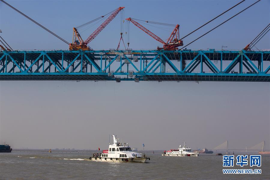 #（经济）（4）世界最大跨径公铁两用钢拱桥合龙
