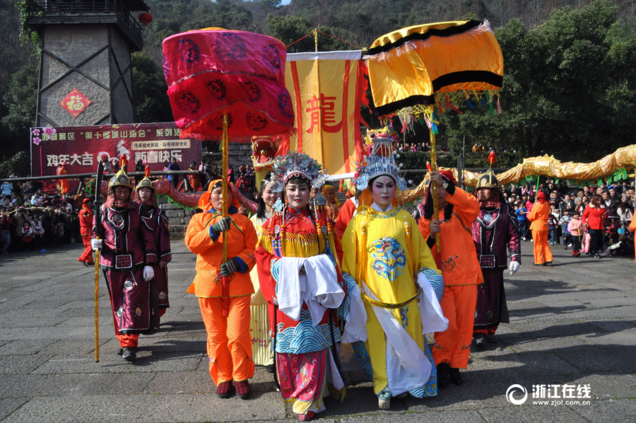 1月28日,大年初一,杭州市萧山湘湖越王祈福大典庙会龙腾狮跃,热闹非凡