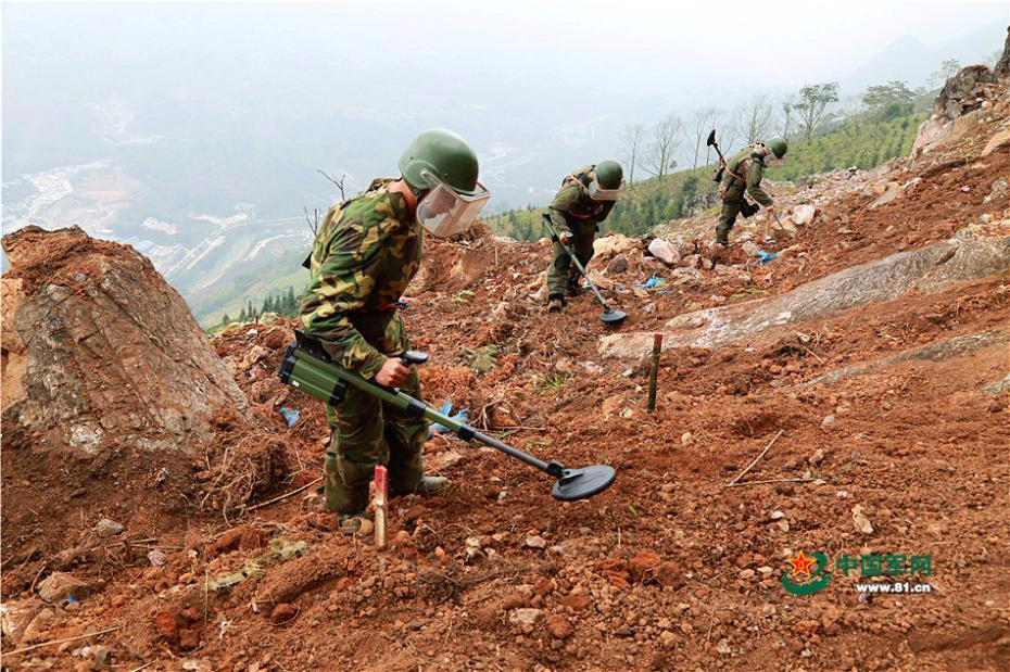 直击云南边境扫雷 地雷炮弹摆满地