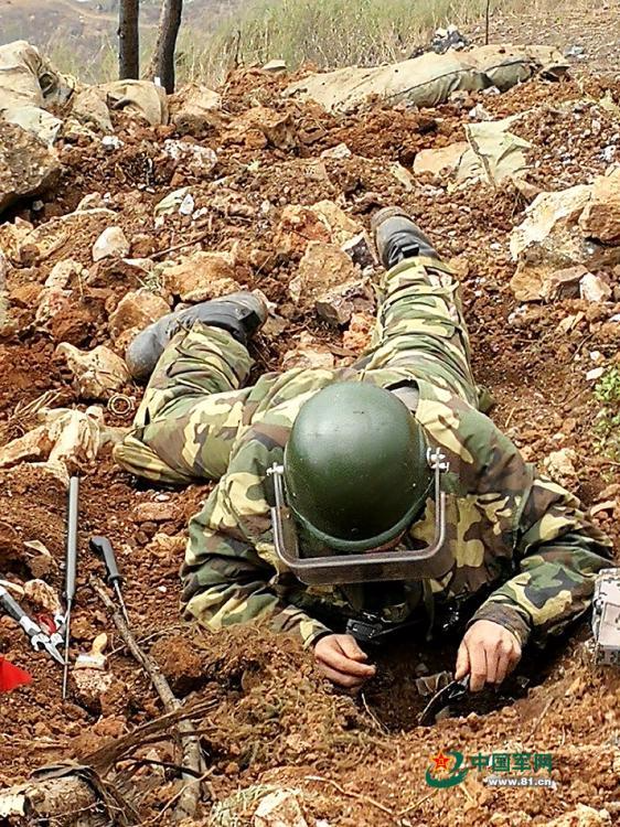 直击云南边境扫雷 地雷炮弹摆满地