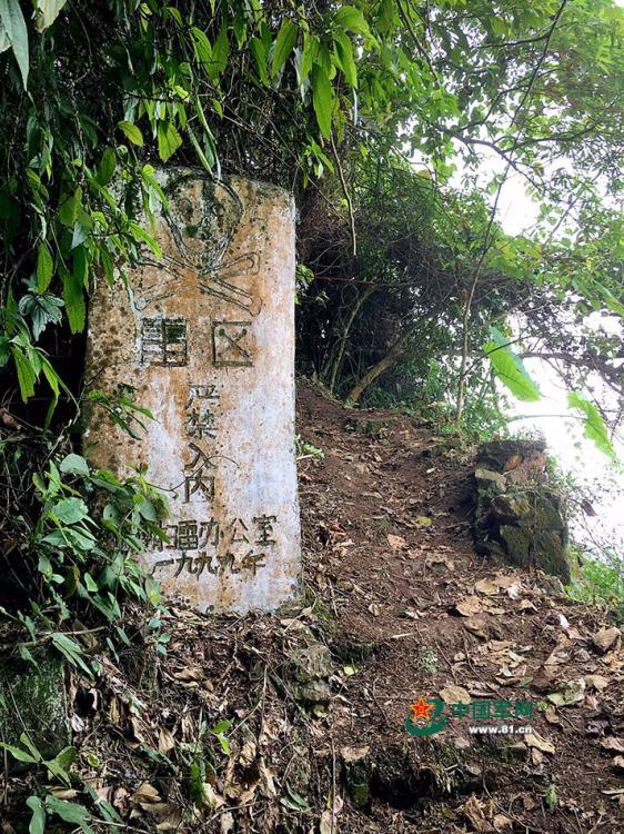 直击云南边境扫雷 地雷炮弹摆满地