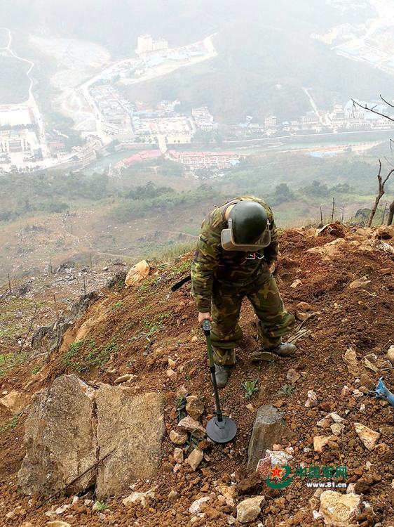 直击云南边境扫雷 地雷炮弹摆满地