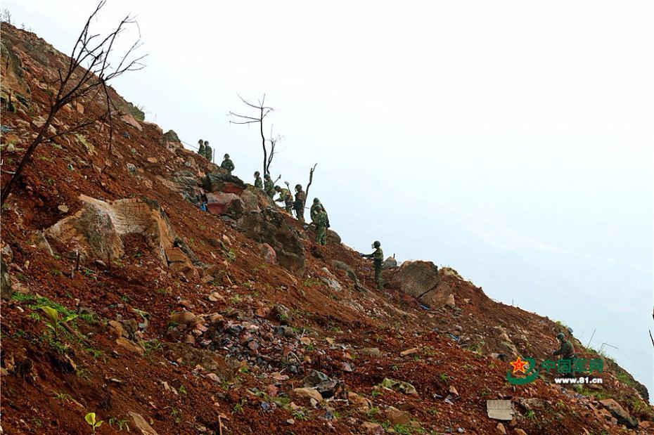 直击云南边境扫雷 地雷炮弹摆满地