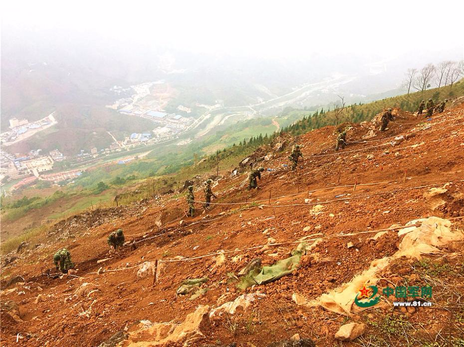 直击云南边境扫雷 地雷炮弹摆满地