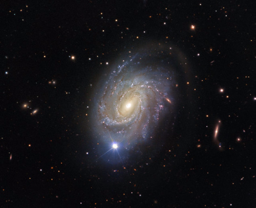 太空中的“爆炸性”历史：看处女座螺旋星系