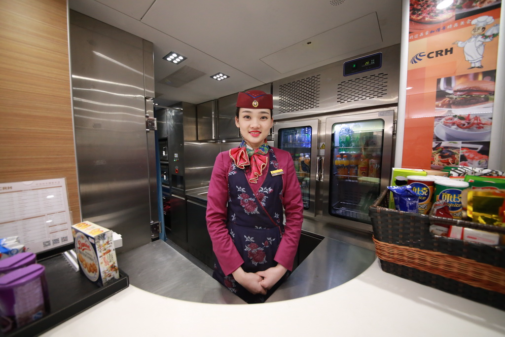 图为2017年02月09日，重庆，餐吧车工作人员为乘客提供多种多样的小吃。