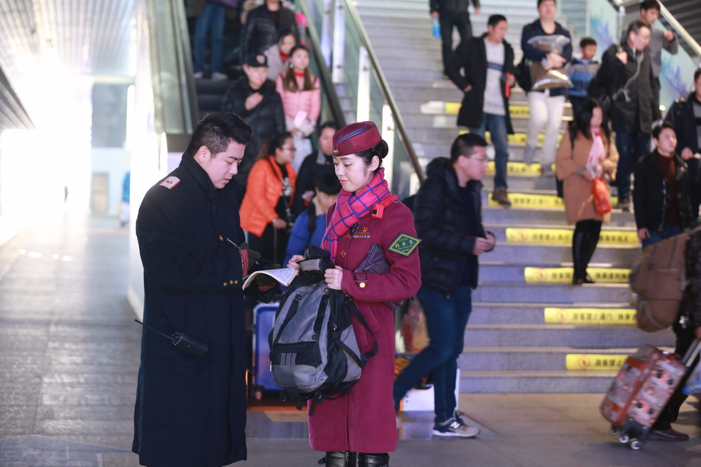 图为2017年02月09日，重庆，列车到站后，列车长李倩及时与站台工作人员做好交接。