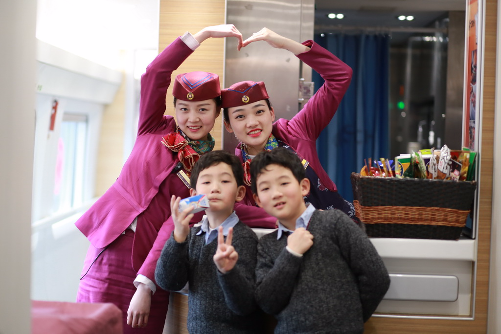 图为2017年02月09日，重庆，在餐吧车里面动妹和一对双胞胎兄弟合影。
