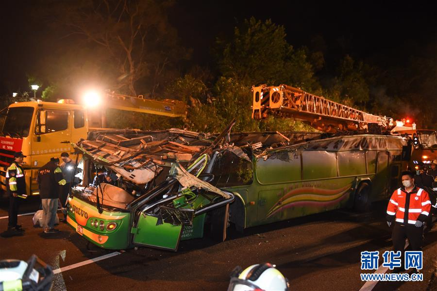 （突发事件后续）（1）台湾游览车翻车事故已致32死 车上无大陆游客
