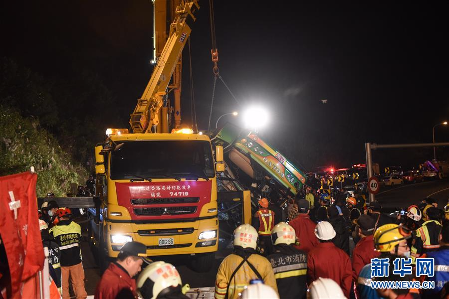 （突发事件后续）（4）台湾游览车翻车事故已致32死 车上无大陆游客