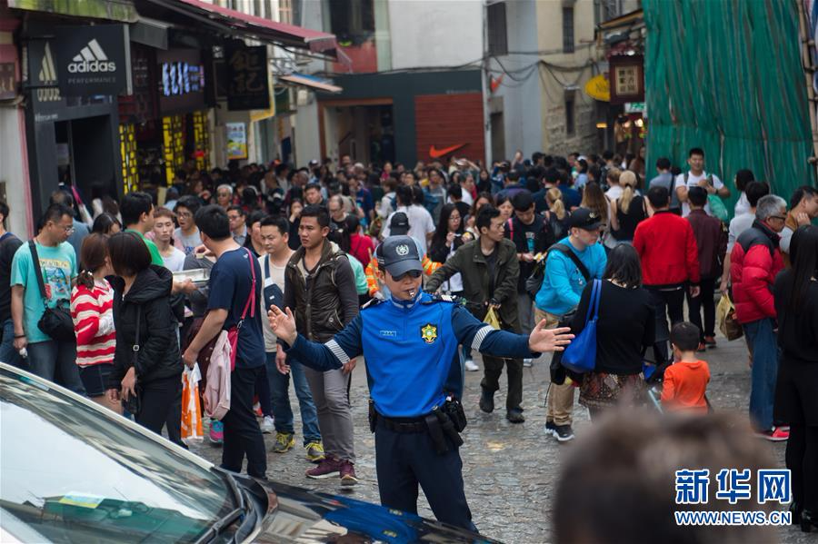 （XHDW·图文互动）（3）澳门“旅游警察”亮相：驻守观光区 保障出行安全