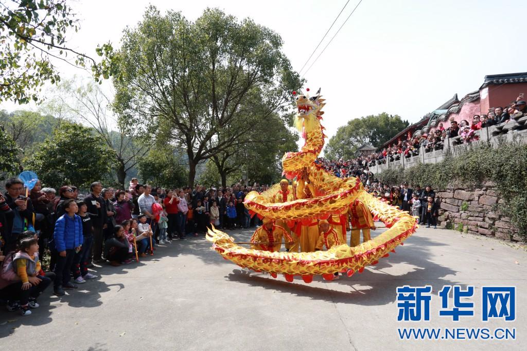 宁波：老年舞龙队带热千年庙会