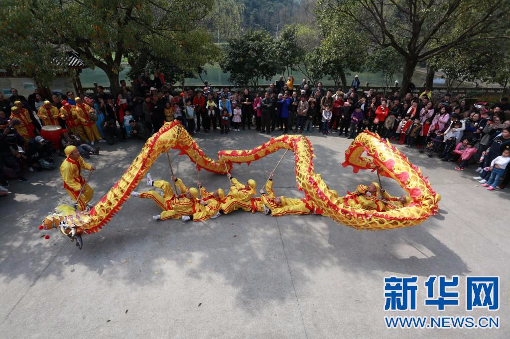 宁波：老年舞龙队带热千年庙会